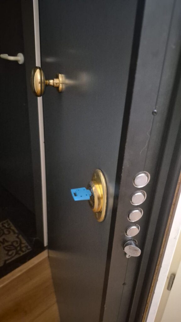Porte blindée sécurisée par une serrure multipoints à Bruxelles